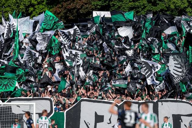 09 05 2025, Football, Preußen Münster Hertha BSC, 2 Fußball Bundesliga, 33 Matchday, Preußenstadion, Season 2024 2025 Choreography in the fan curve Flags are waved DFB regulations prohibit any use of photographs as image sequences and or quasi video Nordrhein Westfalen Germany