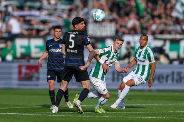 09 05 2025, Fußball, Preußen Münster Hertha BSC, 2 Fußball Bundesliga, 33 Spieltag, Preußenstadion, Saison 2024 2025 Andreas Bouchalakis Hertha BSC 05 im Zweikampf gegen Joshua Mees Preussen Muenster 08 DFB regulations prohibit any use of photographs as image sequences and or quasi video Nordrhein Westfalen Germany
