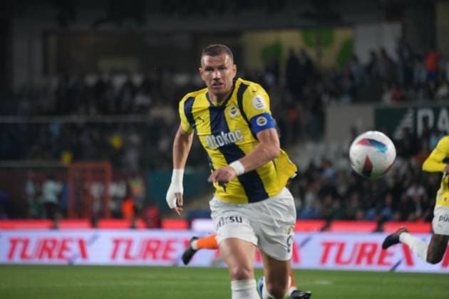 Edin Dzeko of Fenerbahce during the Turkish Super League match between Basaksehir FK and Fenerbahce at Basaksehir Fatih Terim Stadium in Istanbul , Turkey on May 9 , 2025. ( Photo by Seskimphoto ) Istanbul Turkey Istanbul Turkey Copyright: xSeskimphotox Basaksehir-FBahce-9525 (148)