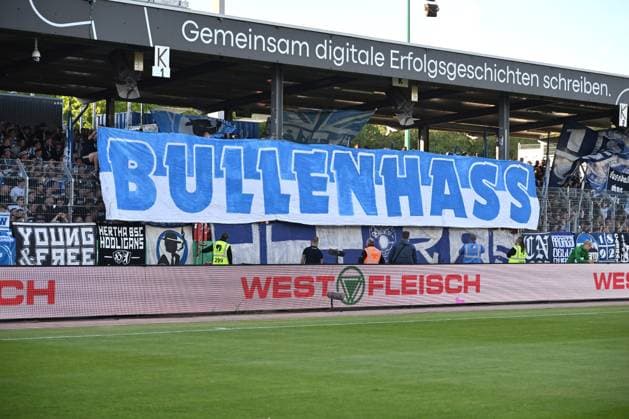 BULLENHASS Banner of the Hertha Fans Football, 09 05 2025, 2 Bundesliga, Season 2024 2025, 33 Matchday, Preußen Münster Hertha BSC Berlin 2 0 Photo Team2 Maik Hölter DFL regulations prohibit any use of photographs as image sequences and or quasi video Muenster Preussenstadion Nordrhein Westfalen Germany Team2