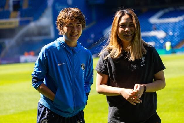 Football - FA Women™s Super League - Chelsea FC Women v Liverpool FC Women LONDON, ENGLAND - Saturday, May 10, 2025: Chelsea s Maika Hamano (L) and Liverpool s FÅ«ka Nagano (R) smiling before the FA Women™s Super League match between Chelsea FC Women and Liverpool FC Women at Stamford Bridge. (Photo by David Rawcliffe Propaganda) LONDON Stamford Bridge GREATER LONDON ENGLAND  Copyright: xPropagandax P2025-05-10-Chelsea_W_Liverpool_W-35