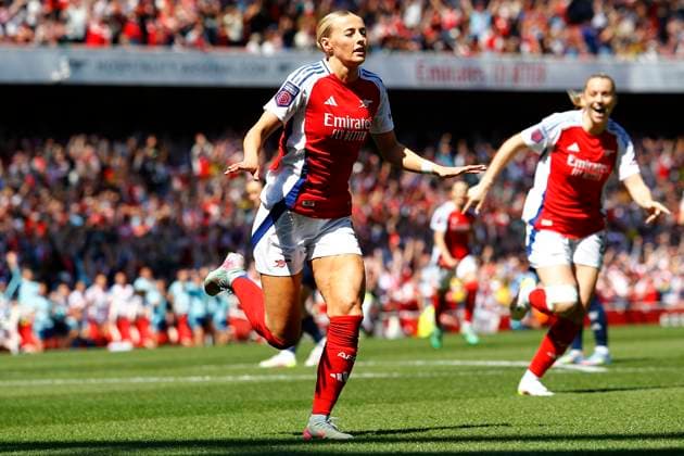 Arsenal v Manchester United, ManU FC, The Emirates Stadium, UK - 10 May 2025 Goal celebrations for Chloe Kelly of Arsenal during the Barclays WSL Match between Arsenal and Manchester United at The Emirates Stadium on 10 May 2025 in London, England (Photo by Steve Taylor PPAUK) London The Emirates Stadium London England Copyright: xStevexTaylor PPAUKx PPA-187946