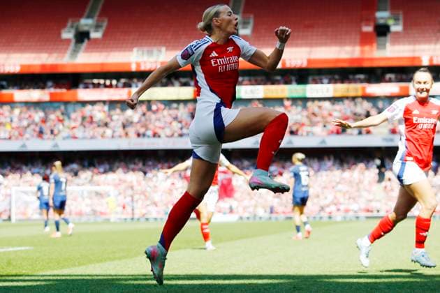 Arsenal v Manchester United, ManU FC, The Emirates Stadium, UK - 10 May 2025 Goal celebrations for Chloe Kelly of Arsenal during the Barclays WSL Match between Arsenal and Manchester United at The Emirates Stadium on 10 May 2025 in London, England (Photo by Steve Taylor PPAUK) London The Emirates Stadium London England Copyright: xStevexTaylor PPAUKx PPA-187947