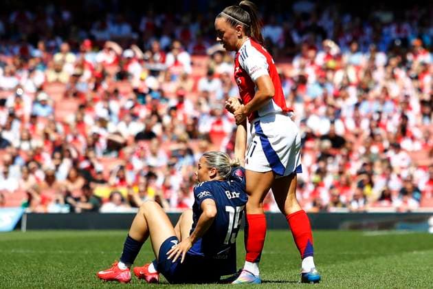 Arsenal v Manchester United, ManU FC, The Emirates Stadium, UK - 10 May 2025 Katie McCabe of Arsenal helps Celin Bizet Ildhusoy of Manchester United during the Barclays WSL Match between Arsenal and Manchester United at The Emirates Stadium on 10 May 2025 in London, England (Photo by Steve Taylor PPAUK) London The Emirates Stadium London England Copyright: xStevexTaylor PPAUKx PPA-187950