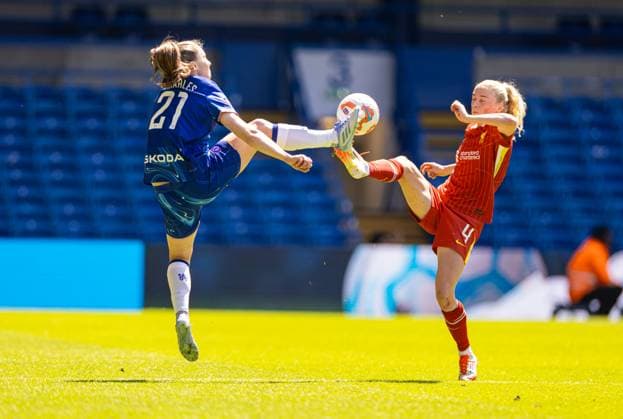 Football - FA Women™s Super League - Chelsea FC Women v Liverpool FC Women LONDON, ENGLAND - Saturday, May 10, 2025: Liverpool s Grace Fisk (R) challenging for the ball against Chelsea s Niamh Charles (L) during the FA Women™s Super League match between Chelsea FC Women and Liverpool FC Women at Stamford Bridge. (Photo by David Rawcliffe Propaganda) LONDON Stamford Bridge GREATER LONDON ENGLAND  Copyright: xPropagandax P2025-05-10-Chelsea_W_Liverpool_W-65