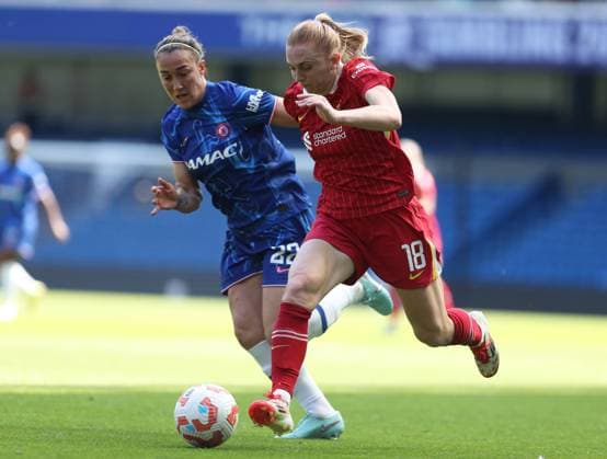Ceri Holland of Liverpool in action running with the ball with Lucy Bronze of Chelsea following closely behind Chelsea v Liverpool, Football, Barclays Women s Super League, Stamford Bridge, London, UK - 10 05 25 EDITORIAL USE ONLY No use with unauthorised audio, video, data, fixture lists (outside the EU), club league logos or live services. Online in-match use limited to 45 images (+15 in extra time). No use to emulate moving images. No use in betting, games or  Copyright: xAnthonyxHanc Shutterstockx 15292910p