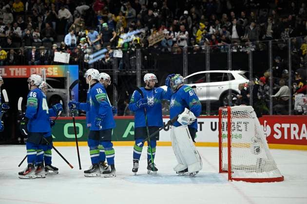 STOCKHOLM, SWEDEN 20250510 Canada players after winning, final score 0 4, the IIHF Ice Hockey World Championship group A match between Slovenia and Canada at Avicii Arena in Stockholm, Sweden, on May 10, 2025 STOCKHOLM SWEDEN x10080x  Copyright: xFredrikxSandberg TTx ICE HOCKEY WC SLOVENIA-CANADA