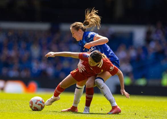 Football - FA Women™s Super League - Chelsea FC Women v Liverpool FC Women LONDON, ENGLAND - Saturday, May 10, 2025: Liverpool s FÅ«ka Nagano trying to block the ball from Chelsea s Wieke Kaptein during the FA Women™s Super League match between Chelsea FC Women and Liverpool FC Women at Stamford Bridge. (Photo by David Rawcliffe Propaganda) LONDON Stamford Bridge GREATER LONDON ENGLAND  Copyright: xPropagandax P2025-05-10-Chelsea_W_Liverpool_W-71