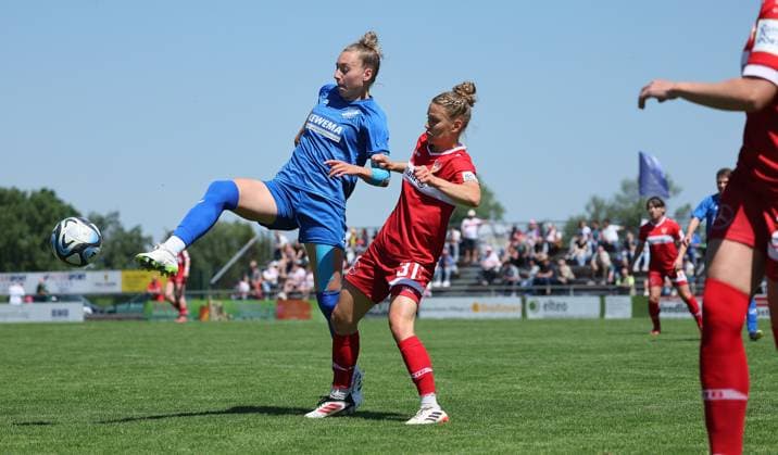 Stuttgart , Soccer Regionalliga Süd , SC Sand 2 vs VfB Stuttgart Women , from left Giulina Kimmig Sand leonie Maier VfB