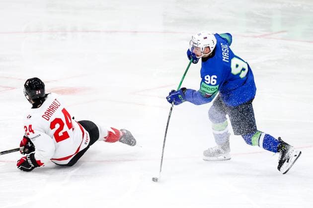 Ice hockey, Eishockey - IIHF WC 2025 STOCKHOLM,SWEDEN,10.MAY.25 - ICE HOCKEY - IIHF Ice Hockey World Championship, WM, Weltmeisterschaft 2025, group stage, Slovenia vs Canada. Image shows Phillip Danault (CAN) and Bine Masic (SLO).  GEPAxpictures xMaticxKlansek
