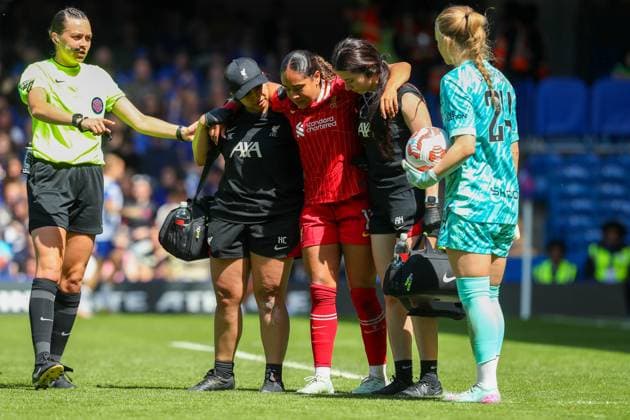 10th May 2025; Stamford Bridge, London, England; Womens Super League Football, Chelsea versus Liverpool; Olivia Smith of Liverpool jumps for a header before landing awkwardly on her ankle requiring treatment before being helped off and around the outside of the pitch and into the tunnel by two physios  ActionPlus12785126 KatiexChan