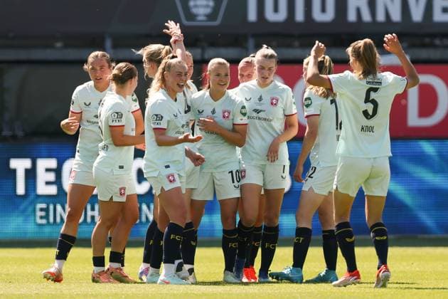 2025-05-10 PSV v FC Twente - Final of the Dutch Toto KNVB Cup ROTTERDAM, NETHERLANDS - MAY 10: Lieske Carleer of FC Twente, Anna Knol of FC Twente, Lynn Groenewegen of FC Twente, Charlotte Hulst of FC Twente, Danique van Ginkel of FC Twente, Jaimy Ravensbergen of FC Twente, Kayleigh van Dooren of FC Twente, Alieke Tuin of FC TwenteLeonie Vliek of FC Twente, Liz Rijsbergen of FC Twente celebrates after scoring the second goal of the team during the Final of the Dutch Toto KNVB Cup match between PSV and FC Twente at Sparta-stadion Het Kasteel on May 10, 2025 in Rotterdam, Netherlands. Rotterdam Sparta-stadion Het Kasteel Netherlands Content not available for redistribution in The Netherlands directly or indirectly through any third parties. Copyright: xHansxvanxderxValkx