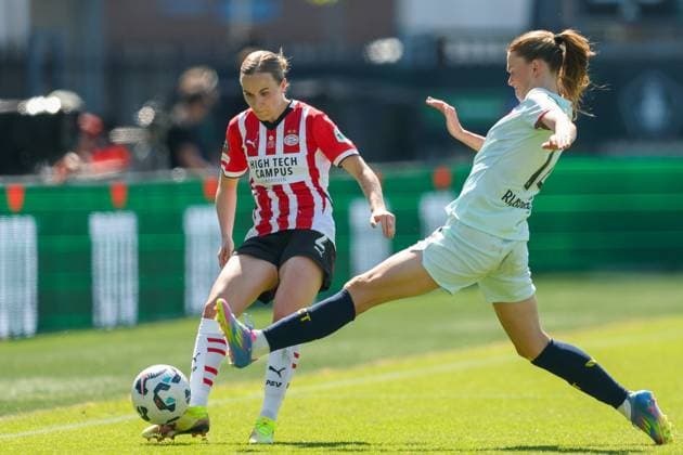 2025-05-10 PSV v FC Twente - Final of the Dutch Toto KNVB Cup ROTTERDAM, NETHERLANDS - MAY 10: Sara Thrige of PSV is challenged by Liz Rijsbergen of FC Twente during the Final of the Dutch Toto KNVB Cup match between PSV and FC Twente at Sparta-stadion Het Kasteel on May 10, 2025 in Rotterdam, Netherlands. Rotterdam Sparta-stadion Het Kasteel Netherlands Content not available for redistribution in The Netherlands directly or indirectly through any third parties. Copyright: xHansxvanxderxValkx