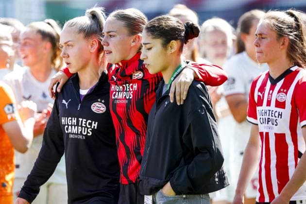 ROTTERDAM - PSV players are balking at losing during the KNVB Cup final between PSV and FC Twente at Sparta Stadium on May 10, 2025 in Rotterdam, Netherlands. ANP BAS CZERWINSKI xVIxANPxSportx xxANPxIVx 526879649 originalFilename: 526879649.jpg
