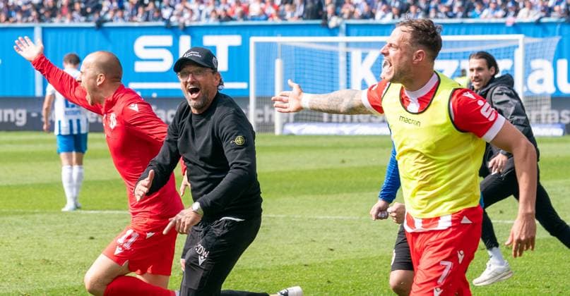 10 5 2025, Soccer, GER, Men, 3 League, DFL, Matchday 37, Season 2024 25, FC Hansa Rostock FC Energie Cottbus Phil Halbauer FC Energie Cottbus, left, Coach Claus Dieter Wollitz FC Energie Cottbus, center and Timmy Thiele FC Energie Cottbus, right cheer after the final whistle Rostock Ostseestadion Mecklenburg Vorpommern Germany