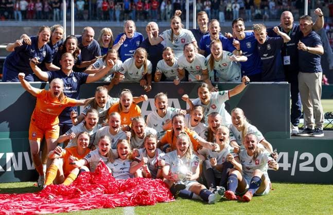 ROTTERDAM - The FC Twente selection celebrate winning the cup during the KNVB Cup final between PSV and FC Twente at Sparta Stadium on May 10, 2025 in Rotterdam, Netherlands. ANP BAS CZERWINSKI xVIxANPxSportx xxANPxIVx 526880005 originalFilename: 526880005.jpg