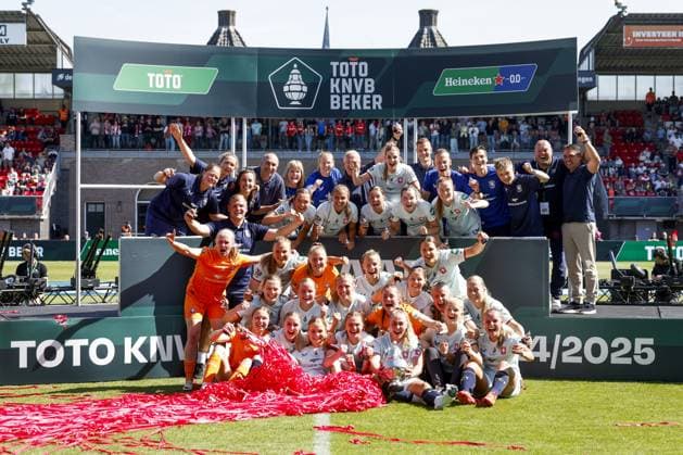 ROTTERDAM - The FC Twente selection celebrates winning the cup during the KNVB Cup final between PSV and FC Twente at Sparta Stadium on May 10, 2025 in Rotterdam, Netherlands. ANP BAS CZERWINSKI xVIxANPxSportx xxANPxIVx 526880087 originalFilename: 526880087.jpg