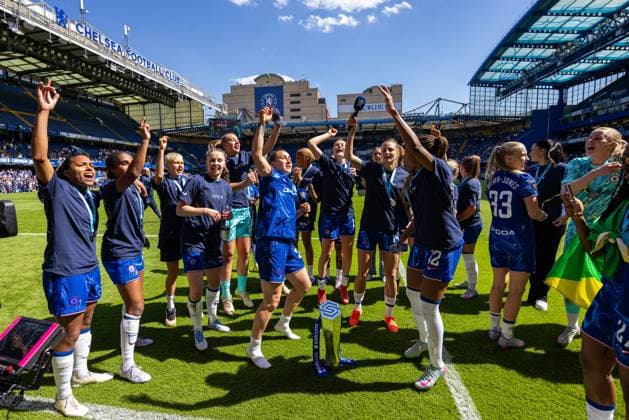 Football - FA Women™s Super League - Chelsea FC Women v Liverpool FC Women LONDON, ENGLAND - Saturday, May 10, 2025: Chelsea players celebrate with the WSL trophy as Champions after the FA Women™s Super League match between Chelsea FC Women and Liverpool FC Women at Stamford Bridge. Chelsea won 1-0. (Photo by David Rawcliffe Propaganda) LONDON Stamford Bridge GREATER LONDON ENGLAND  Copyright: xPropagandax P2025-05-10-Chelsea_W_Liverpool_W-102