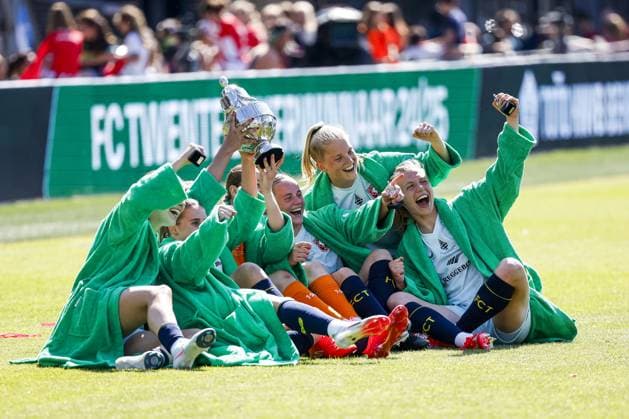 ROTTERDAM - The FC Twente selection celebrates winning the cup during the KNVB Cup final between PSV and FC Twente at Sparta Stadium on May 10, 2025 in Rotterdam, Netherlands. ANP BAS CZERWINSKI xVIxANPxSportx xxANPxIVx 526880376 originalFilename: 526880376.jpg