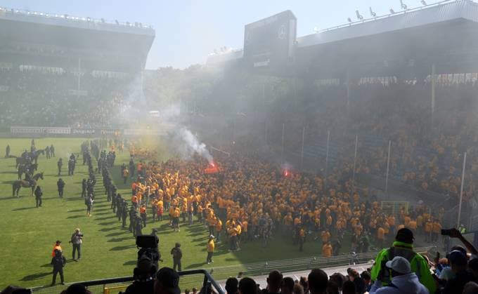 Mannheim, 10 05 2025, Carl Benz Stadion, Soccer, 3 Liga, 37 Matchday , SV Waldhof Mannheim vs SG Dynamo Dresden , Dresden cheers after the match Dynamo is promoted to the 2 Bundesliga , In the picture Dynamo fans celebrate police inside , For editorial use only Only editorial use , DFB DFL regulations prohibit any use of photographs as image sequences and or quasi video , Picture Point