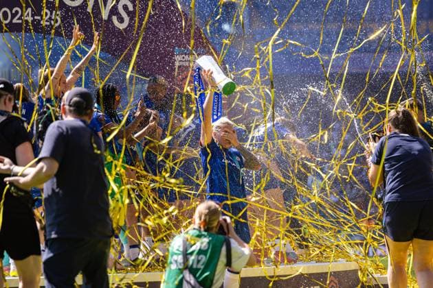 Football - FA Women™s Super League - Chelsea FC Women v Liverpool FC Women LONDON, ENGLAND - Saturday, May 10, 2025: Chelsea lift the Barclays Women s Super League for the sixth time after the FA Women™s Super League match between Chelsea FC Women and Liverpool FC Women at Stamford Bridge. (Photo by David Rawcliffe Propaganda) LONDON Stamford Bridge GREATER LONDON ENGLAND  Copyright: xPropagandax P2025-05-10-Chelsea_W_Liverpool_W-111