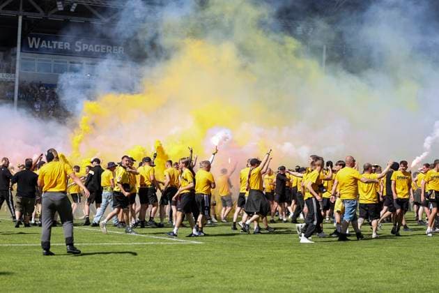 SG Dynamo Dresden fans storm the pitch , Football, 3 Liga, Matchday 37, 2024 2025, SV Waldhof Mannheim vs Dynamo Dresden, 10 05 2025, Carl Benz Stadion, Mannheim, Germany DFB REGULATIONS PROHIBIT ANY USE OF PHOTOGRAPHS AS IMAGE SEQUENCES AND OR QUASI VIDEO Mannheim Carl Benz Stadion Baden Württemberg Germany Copyright: xGrantxHubbsx