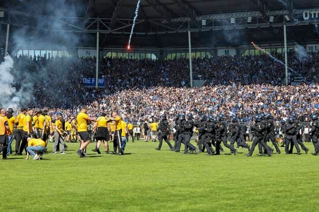 SG Dynamo Dresden fans storm the pitch, police intervene , Football, 3 Liga, Matchday 37, 2024 2025, SV Waldhof Mannheim vs Dynamo Dresden, 10 05 2025, Carl Benz Stadion, Mannheim, Germany DFB REGULATIONS PROHIBIT ANY USE OF PHOTOGRAPHS AS IMAGE SEQUENCES AND OR QUASI VIDEO Mannheim Carl Benz Stadion Baden Württemberg Germany Copyright: xGrantxHubbsx