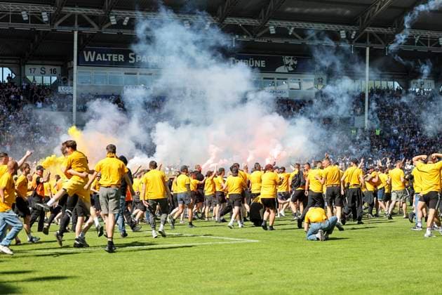 SG Dynamo Dresden fans storm the pitch , Football, 3 Liga, Matchday 37, 2024 2025, SV Waldhof Mannheim vs Dynamo Dresden, 10 05 2025, Carl Benz Stadion, Mannheim, Germany DFB REGULATIONS PROHIBIT ANY USE OF PHOTOGRAPHS AS IMAGE SEQUENCES AND OR QUASI VIDEO Mannheim Carl Benz Stadion Baden Württemberg Germany Copyright: xGrantxHubbsx
