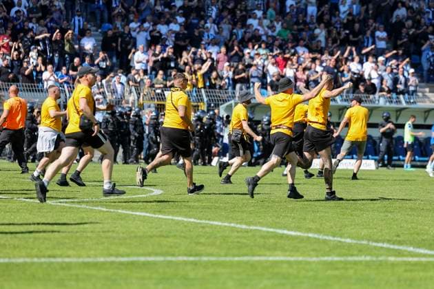 SG Dynamo Dresden fans storm the pitch , Football, 3 Liga, Matchday 37, 2024 2025, SV Waldhof Mannheim vs Dynamo Dresden, 10 05 2025, Carl Benz Stadion, Mannheim, Germany DFB REGULATIONS PROHIBIT ANY USE OF PHOTOGRAPHS AS IMAGE SEQUENCES AND OR QUASI VIDEO Mannheim Carl Benz Stadion Baden Württemberg Germany Copyright: xGrantxHubbsx