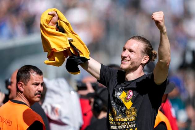 Vinko Sapina SGD, 5 , Dynamo Dresden players cheer after the end of the match despite defeat about promotion, promoted, promoted, cheers after the final whistle, joy, cheers, cheering, cheerful, positive, rejoices, rejoice, optimistic, Highlight, Action, Action, 10 05 2025, Mannheim Germany , Soccer, 3 Liga, SV Waldhof Mannheim SG Dynamo Dresden, DFB DFL REGULATIONS PROHIBIT ANY USE OF PHOTOGRAPHS AS IMAGE SEQUENCES AND OR QUASI VIDEO xozx