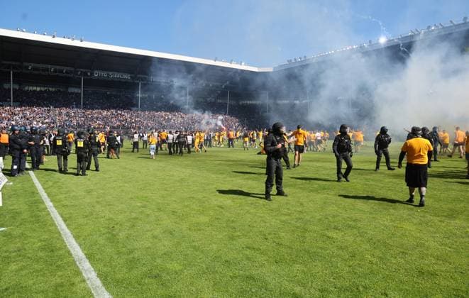 Mannheim, 10 05 2025, Carl Benz Stadion, Soccer, 3 Liga, 37 Matchday , SV Waldhof Mannheim vs SG Dynamo Dresden , Dresden cheers after the match Dynamo is promoted to the 2 Bundesliga , In the picture Dynamo fans celebrate police inside , For editorial use only Only editorial use , DFB DFL regulations prohibit any use of photographs as image sequences and or quasi video , Picture Point