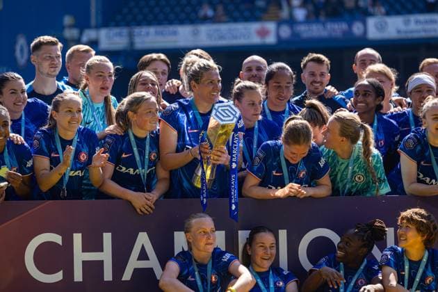 Football - FA Women™s Super League - Chelsea FC Women v Liverpool FC Women LONDON, ENGLAND - Saturday, May 10, 2025: Liverpool players watch on as Chelsea lift the Barclays Women s Super League for the sixth time after the FA Women™s Super League match between Chelsea FC Women and Liverpool FC Women at Stamford Bridge. (Photo by David Rawcliffe Propaganda) LONDON Stamford Bridge GREATER LONDON ENGLAND  Copyright: xPropagandax P2025-05-10-Chelsea_W_Liverpool_W-116