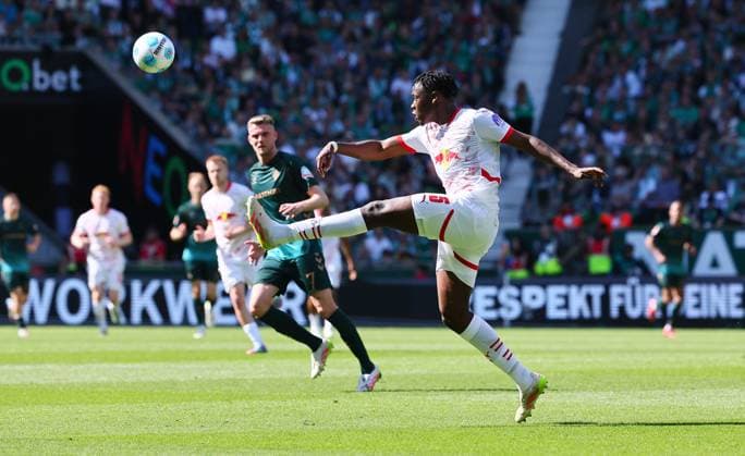 Bremen, 10 05 2025, Weserstadion, Soccer, Bundesliga, Matchday 33 , SV WERDER BREMEN vs RB LEIPZIG , Pictured El Chadaille Bitshiabu 5, RB Leipzig , Picture Point
