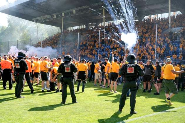 The Ultras of Dynamo Dresden cheer after the end of the game about the promotion and storm onto the pitch after the final whistle, cheering, storming the pitch, fans, audience, spectators, mood, atmosphere, stadium, climber, cheering after the final whistle, joy, cheers, cheer, cheerful, positive, happy, rejoice, optimistic, highlight, action, action, 10 05 2025, Mannheim Germany , Football, 3 Liga, SV Waldhof Mannheim SG Dynamo Dresden, DFB DFL REGULATIONS PROHIBIT ANY USE OF PHOTOGRAPHS AS IMAGE SEQUENCES AND OR QUASI VIDEO xozx