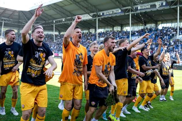 Dynamo Dresden players cheer after the end of the match despite defeat about the promotion, promoted, promoted, cheering after the final whistle, joy, cheers, cheering, cheerful, positive, happy, rejoice, optimistic, highlight, action, 10 05 2025, Mannheim Germany , Football, 3 Liga, SV Waldhof Mannheim SG Dynamo Dresden, DFB DFL REGULATIONS PROHIBIT ANY USE OF PHOTOGRAPHS AS IMAGE SEQUENCES AND OR QUASI VIDEO xozx