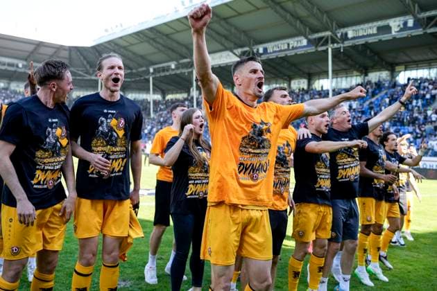 Dynamo Dresden players cheer after the end of the match despite defeat about the promotion, promoted, promoted, cheering after the final whistle, joy, cheers, cheering, cheerful, positive, happy, rejoice, optimistic, highlight, action, 10 05 2025, Mannheim Germany , Football, 3 Liga, SV Waldhof Mannheim SG Dynamo Dresden, DFB DFL REGULATIONS PROHIBIT ANY USE OF PHOTOGRAPHS AS IMAGE SEQUENCES AND OR QUASI VIDEO xozx