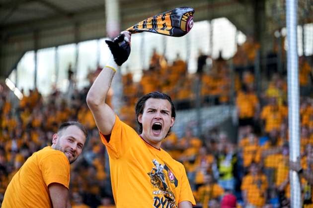 Dynamo Dresden players cheer after the end of the game despite defeat about the promotion, promoted, promoted, cheering after the final whistle, joy, cheers, cheering, cheerful, positive, happy, rejoice, optimistic, highlight, action, 10 05 2025, Mannheim Germany , Football, 3 Liga, SV Waldhof Mannheim SG Dynamo Dresden, DFB DFL REGULATIONS PROHIBIT ANY USE OF PHOTOGRAPHS AS IMAGE SEQUENCES AND OR QUASI VIDEO xozx
