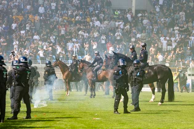 Police riding squadron on the pitch , Football, 3 Liga, Matchday 37, 2024 2025, SV Waldhof Mannheim vs Dynamo Dresden, 10 05 2025, Carl Benz Stadion, Mannheim, Germany DFB REGULATIONS PROHIBIT ANY USE OF PHOTOGRAPHS AS IMAGE SEQUENCES AND OR QUASI VIDEO Mannheim Carl Benz Stadion Baden Württemberg Germany Copyright: xGrantxHubbsx