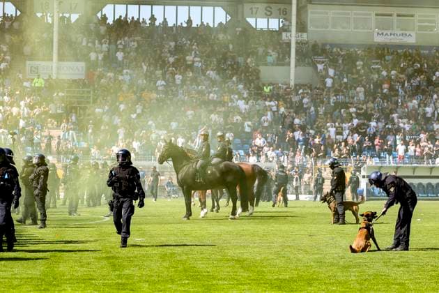 Police riding squadron on the pitch , Football, 3 Liga, Matchday 37, 2024 2025, SV Waldhof Mannheim vs Dynamo Dresden, 10 05 2025, Carl Benz Stadion, Mannheim, Germany DFB REGULATIONS PROHIBIT ANY USE OF PHOTOGRAPHS AS IMAGE SEQUENCES AND OR QUASI VIDEO Mannheim Carl Benz Stadion Baden Württemberg Germany Copyright: xGrantxHubbsx