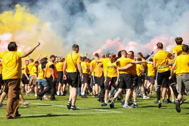 SG Dynamo Dresden fans storm the pitch , Football, 3 Liga, Matchday 37, 2024 2025, SV Waldhof Mannheim vs Dynamo Dresden, 10 05 2025, Carl Benz Stadion, Mannheim, Germany DFB REGULATIONS PROHIBIT ANY USE OF PHOTOGRAPHS AS IMAGE SEQUENCES AND OR QUASI VIDEO Mannheim Carl Benz Stadion Baden Württemberg Germany Copyright: xGrantxHubbsx