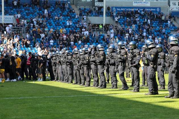 Police after the match with the fans of SG Dynamo Dresden , Soccer, 3 League, Matchday 37, 2024 2025, SV Waldhof Mannheim vs Dynamo Dresden, 10 05 2025, Carl Benz Stadion, Mannheim, Germany DFB REGULATIONS PROHIBIT ANY USE OF PHOTOGRAPHS AS IMAGE SEQUENCES AND OR QUASI VIDEO Mannheim Carl Benz Stadion Baden Württemberg Germany Copyright: xGrantxHubbsx