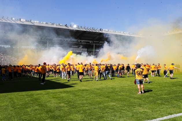 SG Dynamo Dresden fans storm the pitch , Football, 3 Liga, Matchday 37, 2024 2025, SV Waldhof Mannheim vs Dynamo Dresden, 10 05 2025, Carl Benz Stadion, Mannheim, Germany DFB REGULATIONS PROHIBIT ANY USE OF PHOTOGRAPHS AS IMAGE SEQUENCES AND OR QUASI VIDEO Mannheim Carl Benz Stadion Baden Württemberg Germany Copyright: xGrantxHubbsx