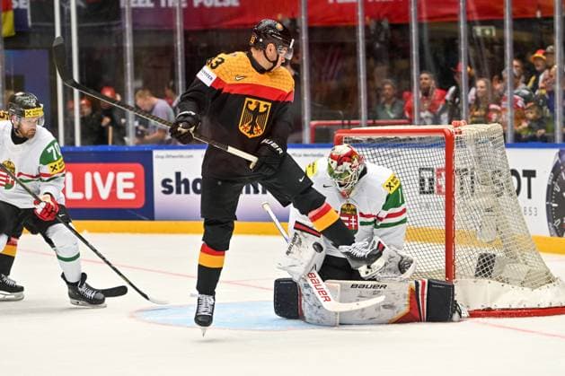 Sport Themen der Woche KW19 Sport Bilder des Tages ODENSE, DENMARK - MAY 10: Leonhard Pfoderl of Germany tries to deflect a puck in front of goalkeeper Bence Balizs of Hungary during the 2025 Ice hockey, Eishockey World Championship, WM, Weltmeisterschaft match between Germany and Hungary at Jyske Bank Arena on May 10, 2025 in Odense, Denmark. Odense Jyske Bank Arena Denmark *** ODENSE, DENMARK MAY 10 Leonhard Pfoderl of Germany tries to deflect a puck in front of goalkeeper Bence Balizs of Hungary during the 2025 Ice Hockey World Championship match between Germany and Hungary at Jyske Bank Arena on May 10, 2025 in Odense, Denmark Odense Jyske Bank Arena Denmark Copyright: xJustPictures.ch AndreaxBrancax jp-en-EuSpIm-AB_10052025_AAB_0118