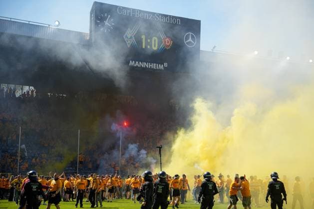 Soccer 3 Liga, Matchday 37, SV Waldhof Mannheim Dynamo Dresden on 10 05 2025 at Mannheim Carl Benz Stadion , Germany, Season 2024 2025 DFL REGULATIONS PROHIBIT ANY USE OF PHOTOGRAPHS AS IMAGE SEQUENCES AND OR QUASI VIDEO Dynamo fans celebrate promotion on Mannheim pitch Mannheim Carl Benz Stadion Germany Copyright: xChristophxKinzingerx