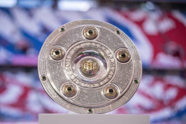 Football, 1st BL, Championship trophy gets new ring - Archive pictures