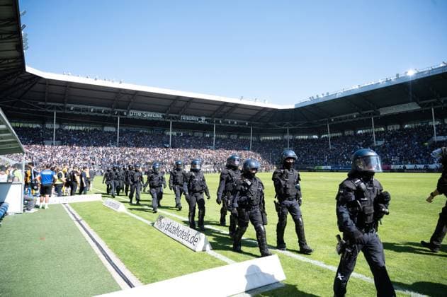 10 05 2025, xhfmx, Fußball 3 Liga, SV Waldhof Mannheim Dynamo Dresden The police position themselves on the sidelines DFL DFB REGULATIONS PROHIBIT ANY USE OF PHOTOGRAPHS as IMAGE SEQUENCES and or QUASI VIDEO Mannheim