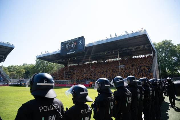 10 05 2025, xhfmx, Fußball 3 Liga, SV Waldhof Mannheim Dynamo Dresden The police position themselves on the sidelines DFL DFB REGULATIONS PROHIBIT ANY USE OF PHOTOGRAPHS as IMAGE SEQUENCES and or QUASI VIDEO Mannheim