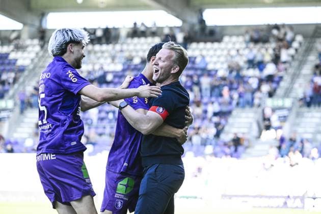 Beerschot s Apostolos Konstantopoulos and Beerschot s head coach Dirk Kuyt celebrate after scoring during a soccer match between Beerschot VA and Cercle Brugge, Saturday 10 May 2025 in Antwerp, on day 6 (out of 6) of the Relegation Play-offs of the 2024-2025 Jupiler Pro League first division of the Belgian championship. TOM GOYVAERTS TomxGoyvaerts  x123226381x