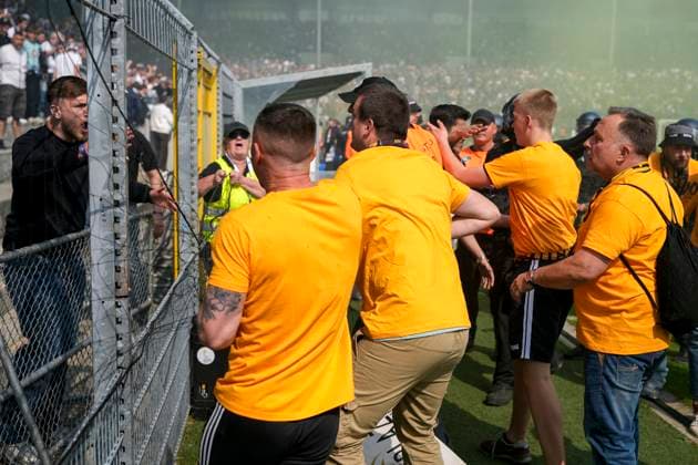 Confrontation between fans of SV Waldhof Mannheim and SG Dynamo Dresden after the end of the match, 10 05 2025, Mannheim Germany , Soccer, 3 Liga, SV Waldhof Mannheim SG Dynamo Dresden, DFB DFL REGULATIONS PROHIBIT ANY USE OF PHOTOGRAPHS AS IMAGE SEQUENCES AND OR QUASI VIDEO xozx