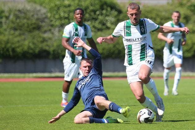 Mönchengladbach, Germany 10 May 2025 Regionalliga West 2024 2025 Borussia Mönchengladbach U23 vs FC Gütersloh In the picture from left in the duel Phil Beckhoff FC Gütersloh and Kushtrim Asallari Borussia Mönchengladbach U23 Borussia Park Nordrhein Westfalen Copyright: xFotostandx xVanxderxVeldenx